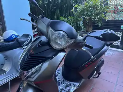 Серый скутер Honda SH 150i