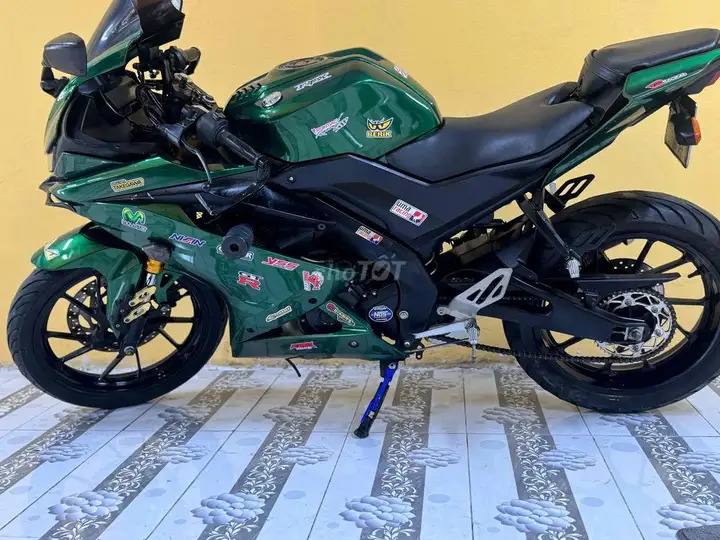Yamaha R15 зелёная, механическая коробка передач