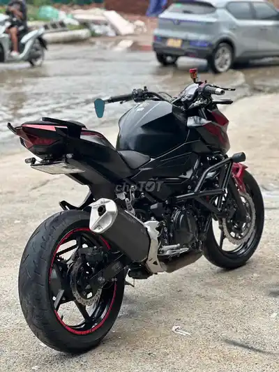 Kawasaki Z400 2023 8000 км черно-красный