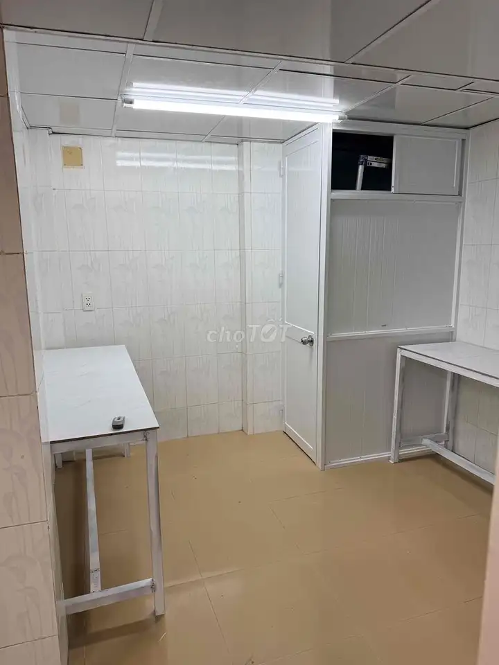 Комната на первом этаже 45м2 с кухней и санузлом в здании 16/9 Бинь Лой