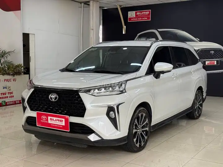 Toyota Veloz Cross, 7 мест, белый