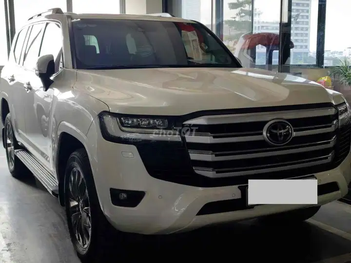 Toyota Land Cruiser LC300 2023 Белый 100 тыс. км