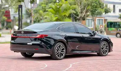 Toyota Camry 2.5 HEV - MID 2025 в состоянии нового автомобиля