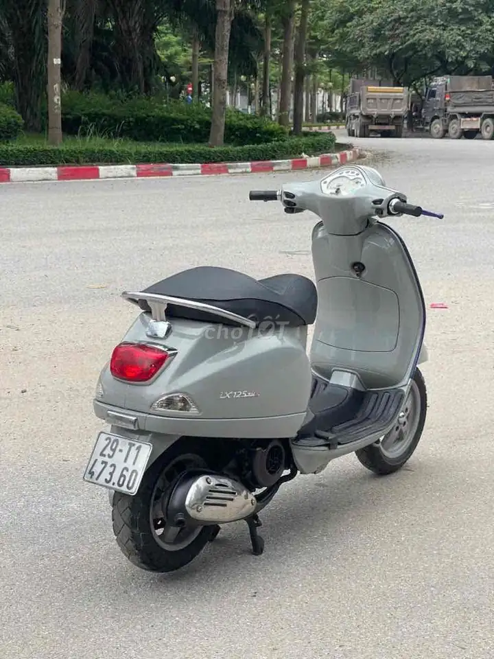 Piaggio Vespa 3vie серого цвета