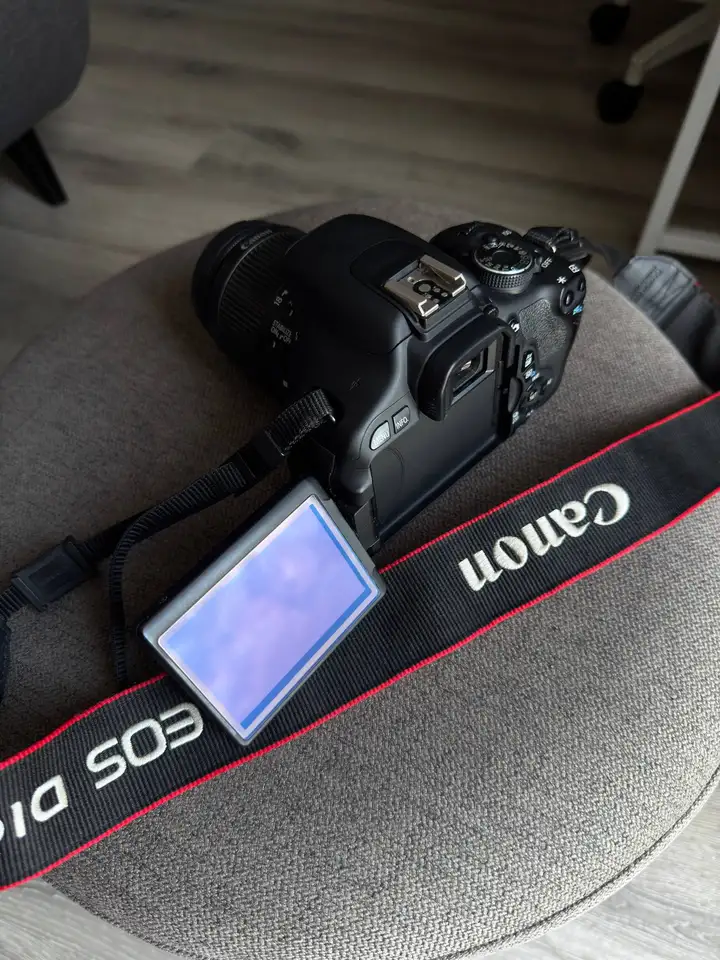 Зеркальный фотоаппарат Canon EOS 600D с объективом Canon EF-S 18–55mm f/3.5–5.6 IS II