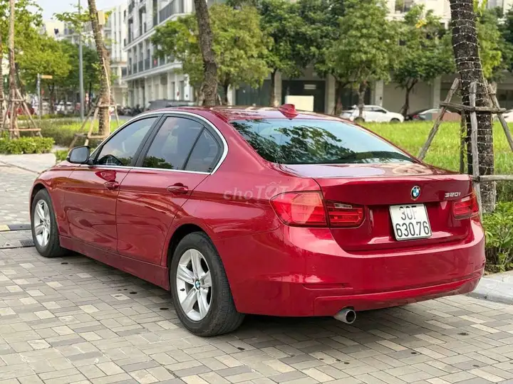 BMW 320i 2014 красный 90 000 км
