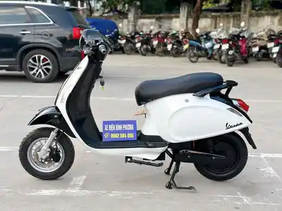 Электроскутер Vespa черно-белый, 2 дисковых тормоза