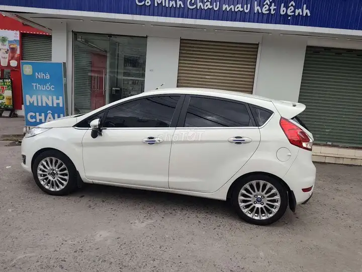 Ford Fiesta 1.5 AT 2014 белый автомат