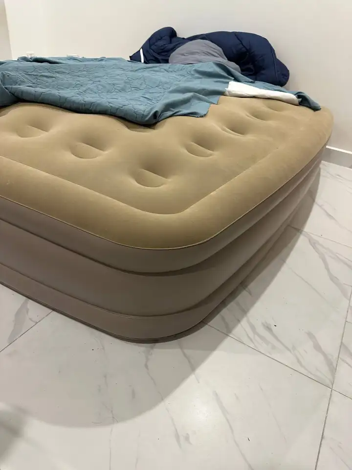 Сороконожки Nike, кровать, столы, стул, ковер, табуретки