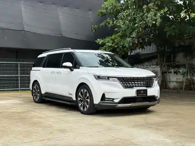 KIA Carnival Signature 2023 7-местный белый 77 000 км