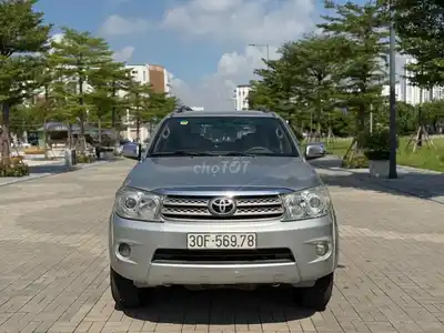 Toyota Fortuner 2010 Автомат Серебристый