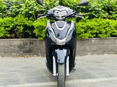 Владелец черной автомобильной фары Honda Lead Green