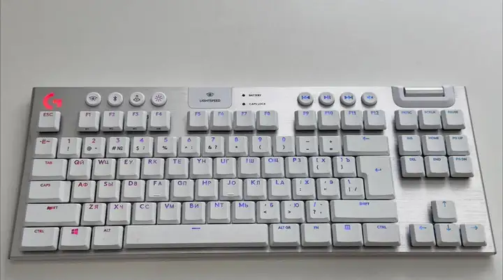 Клавиатура Logitech 915 TKL, корпус Lian Li H2O, СВО Deepcool, вентиляторы