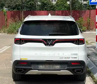 VinFast Lux SA Plus 2022 белый 60000 км