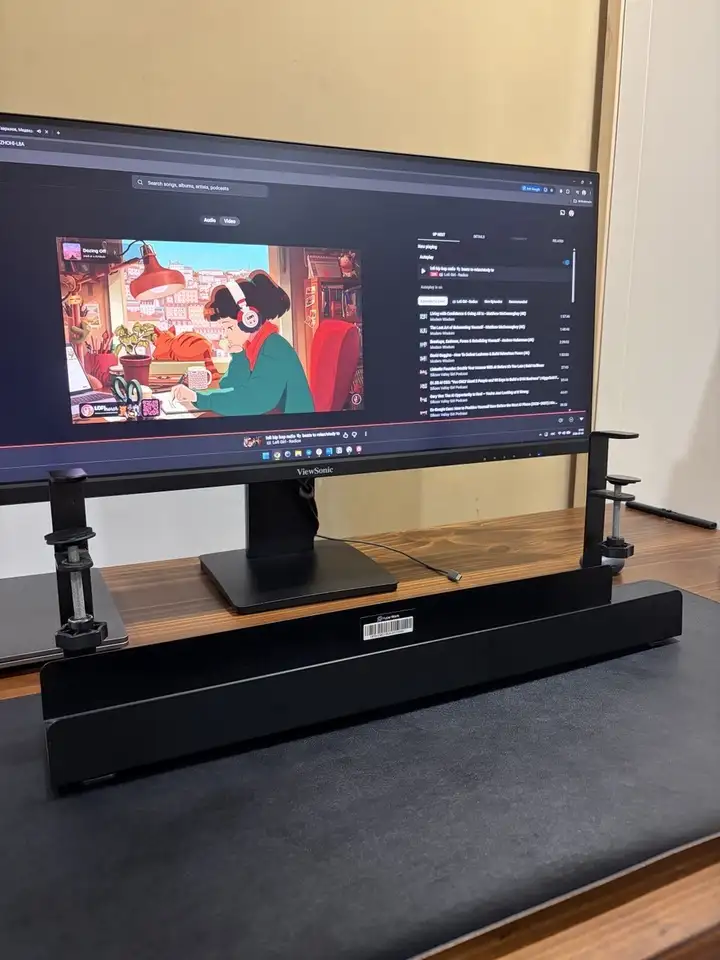 Комплектующие для рабочего места: монитор ViewSonic VA3456, стол, подставка, держатель