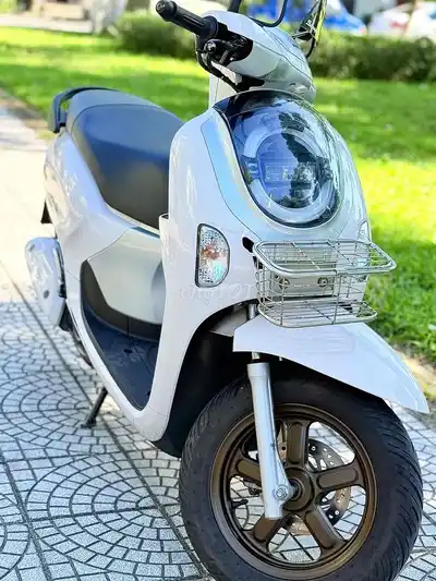 Белая Honda Scoopy