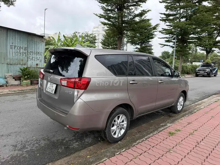Toyota Innova E 2018, цвет золото металлик