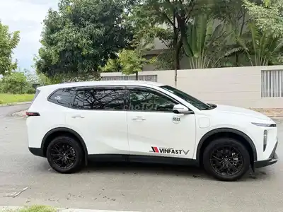 VinFast Limo 2026 белый 18 000 км, безлимитная зарядка