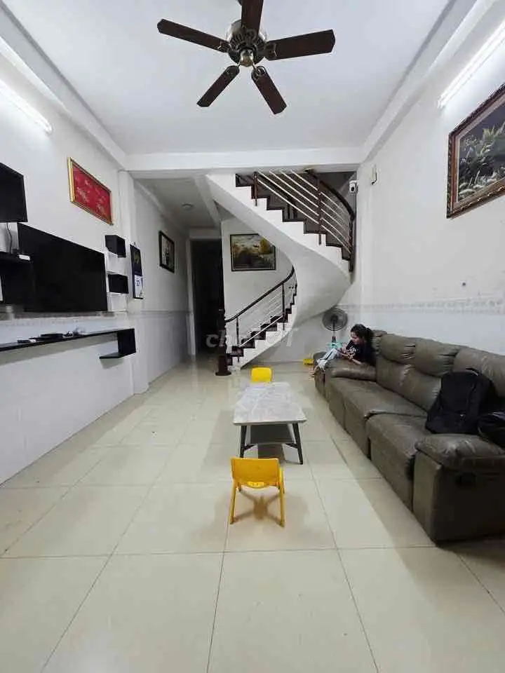 Дом в переулке 1/Vườn Lài, Тхань Фу. 4x16м, 2 этажа, 4 спальни, 3 ванные, мебель