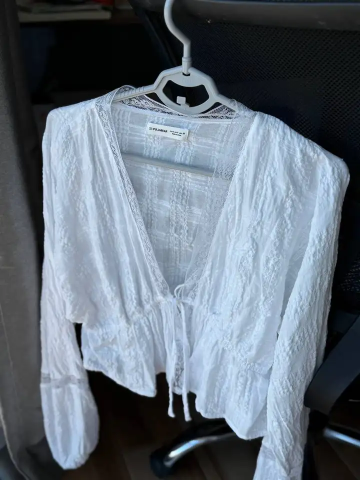 Платье H&M в цветочек, платье-футболка H&M черное, жилетка льняная Pull&Bear, средство для волос Tresemme, белая блузка Pull&Bear, рубашка льняная Uniqlo