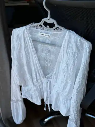 Платье H&M в цветочек, платье-футболка H&M черное, жилетка льняная Pull&Bear, средство для волос Tresemme, белая блузка Pull&Bear, рубашка льняная Uniqlo