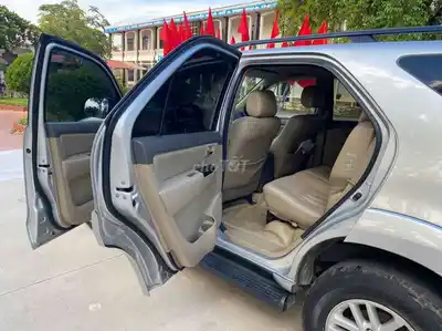 Toyota Fortuner SUV 7 мест Автомат Серебристый