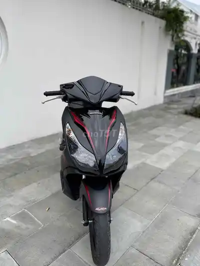 Черный красный скутер Honda Air Blade