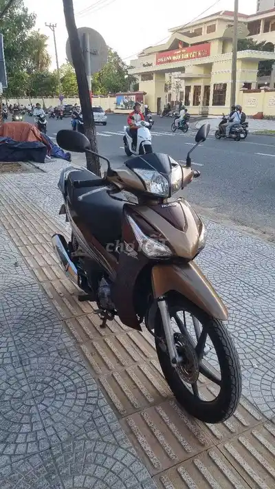 HONDA FUTURE 125 2015 бронзово-коричневый
