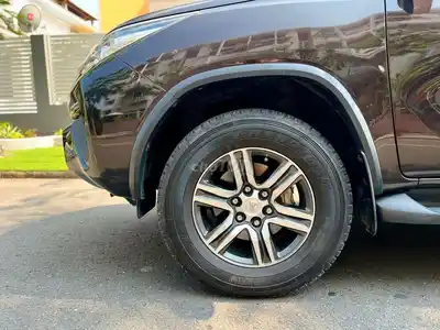 Toyota Fortuner 2019 цвет Рубин — коричневый салон