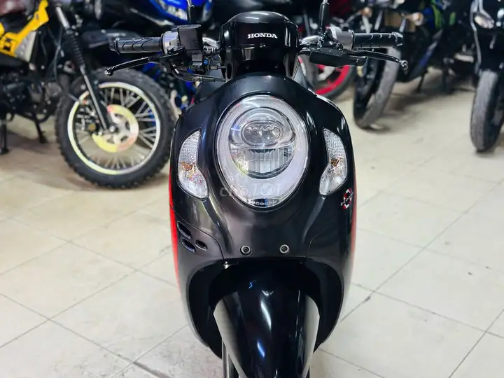 Мотосалон Thịnh Phát - Honda Scoopy 125 глянцево-черный с ханойским номером