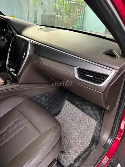 VinFast Lux SA Plus 2019 Красный 85 тыс. км