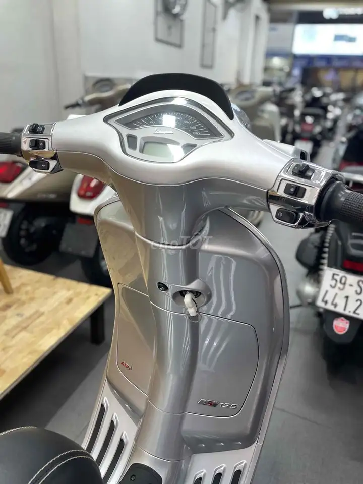 Piaggio Vespa Sprint IGET ABS Сребристый