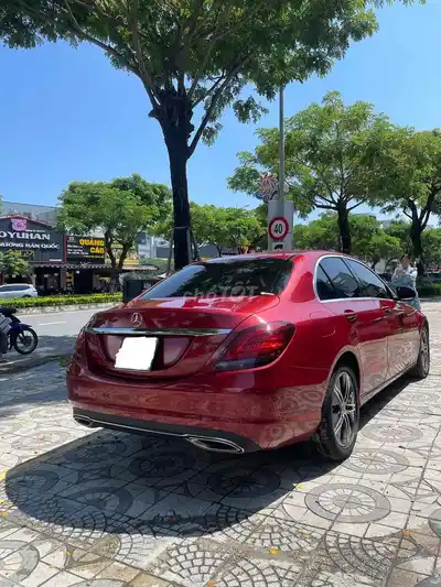 Mercedes-Benz C-Class красного цвета