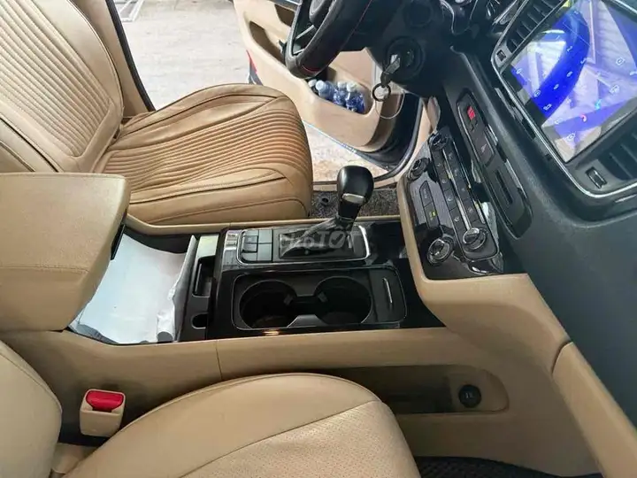 Kia Grand Sedona MPV 7 мест черно-белый