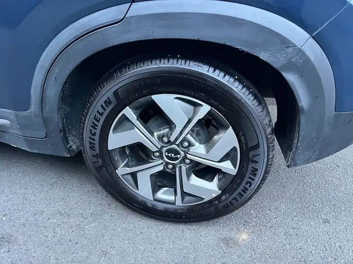 Kia Sonet Premium 2023, зеленый