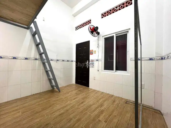 Комната с мезонином и мансардным окном рядом с университетом TDT