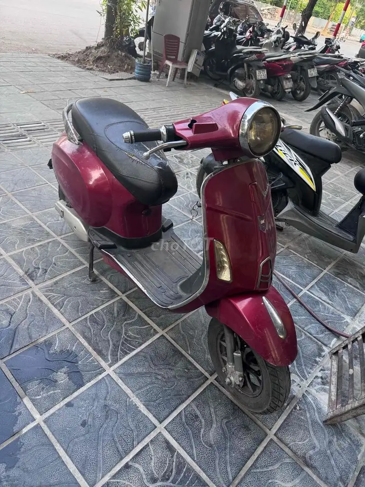 Электроскутер Vespa цвета спелой сливы