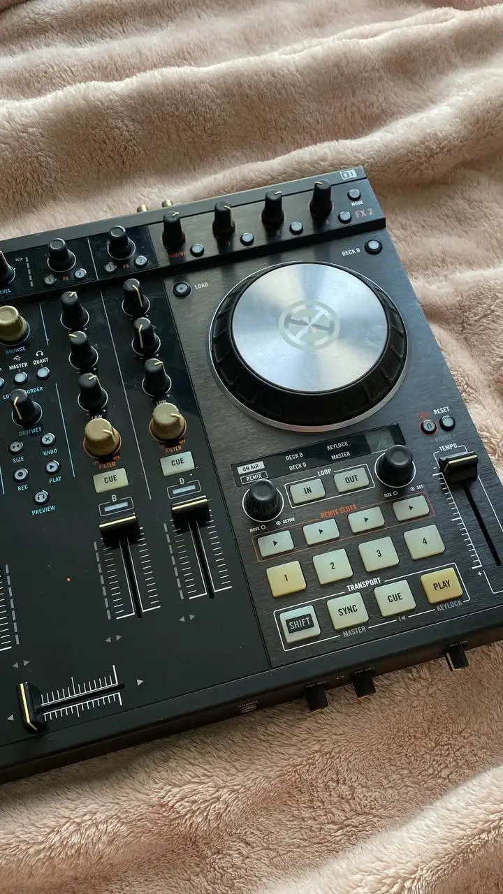 DJ контроллер Traktor S4 MK2