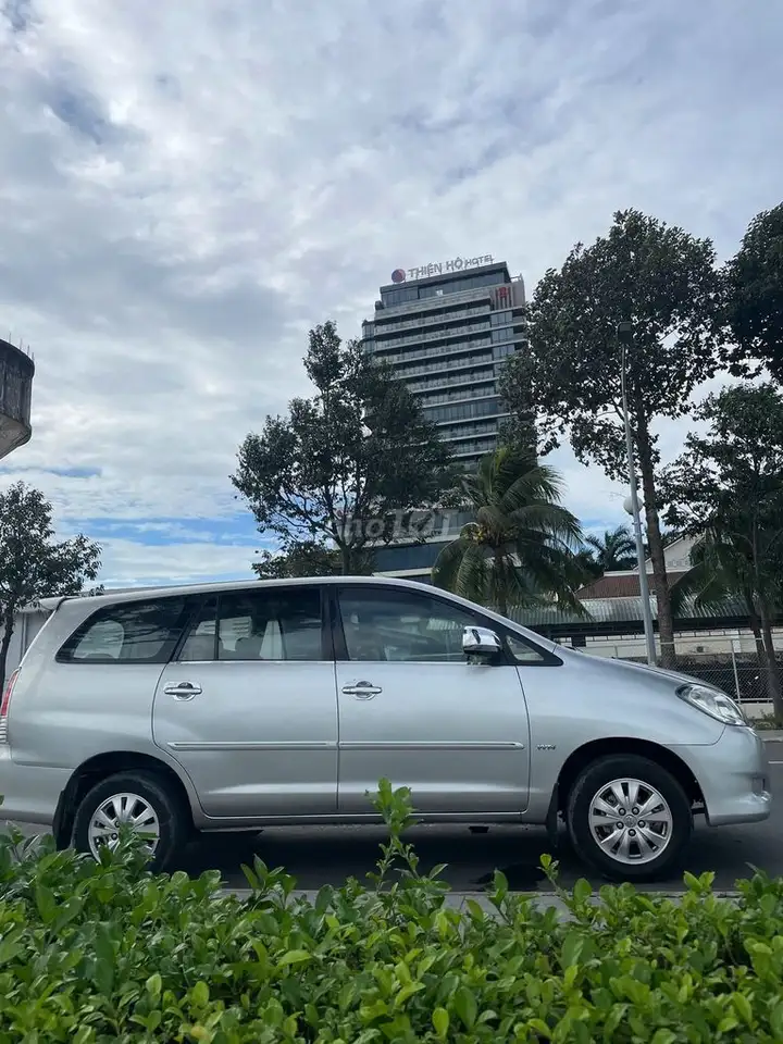Toyota Innova G 2010 Серебристый 7 мест