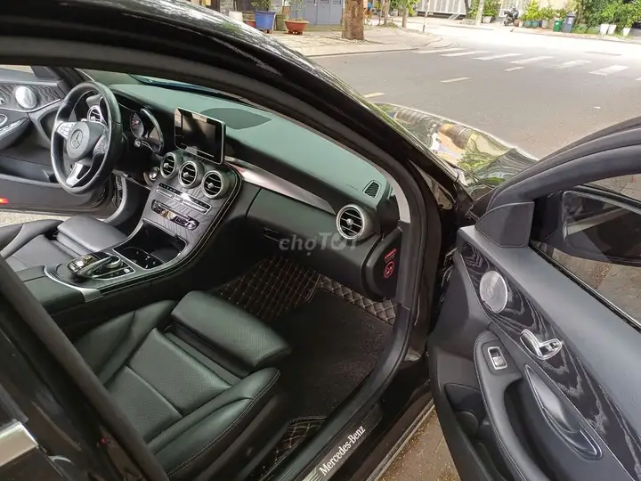 Mercedes-Benz C200 2018 черный, 50 000 км, состояние 95%