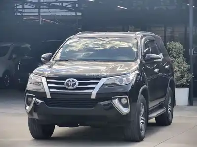 ЧЕРНАЯ МАСЛЯНАЯ МАШИНА С МЕХАНИЧЕСКОЙ КОРОБКОЙ ПЕРЕДАЧ TOYOTA FORTUNER 2017