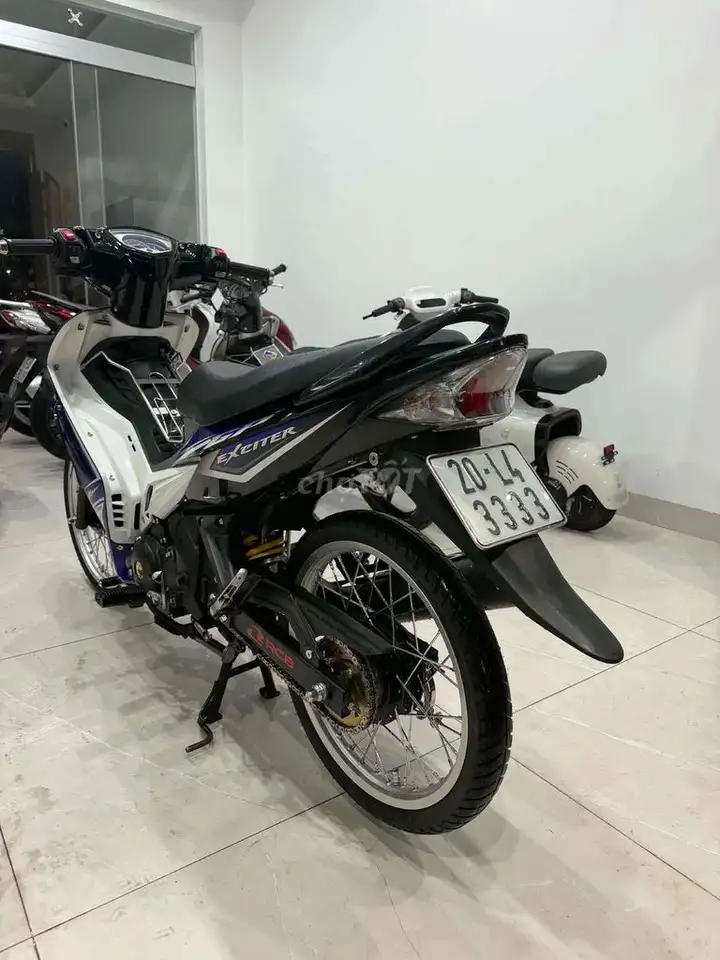 Yamaha Exciter черно-белый, спортивный стиль