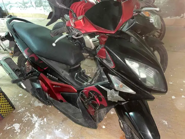 Спортивный скутер Yamaha, красно-черный