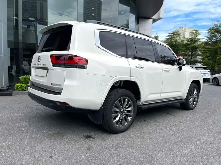 Toyota Land Cruiser LC300 2023 Белый 100 тыс. км