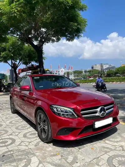 Mercedes-Benz C-Class красного цвета