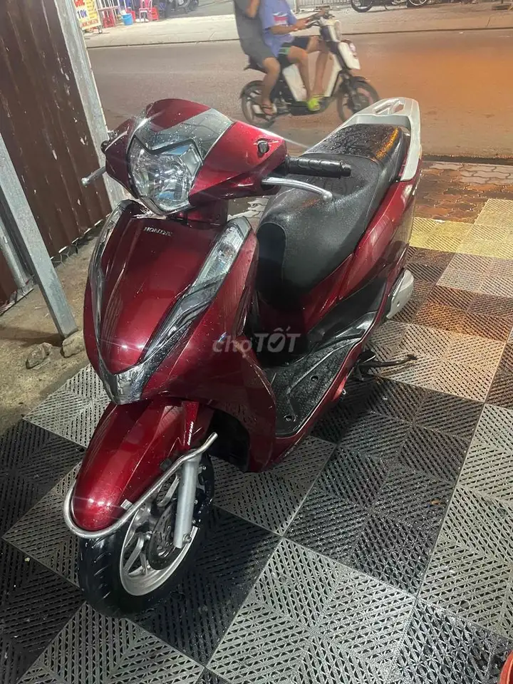 Honda Lead 2Val 2018 красный, автомат