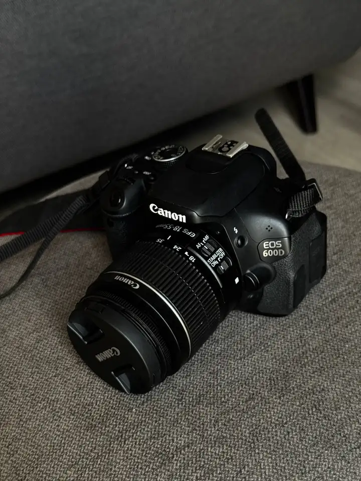 Зеркальный фотоаппарат Canon EOS 600D с объективом Canon EF-S 18–55mm f/3.5–5.6 IS II