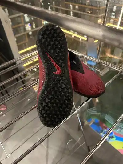 Сороконожки Nike, кровать, столы, стул, ковер, табуретки