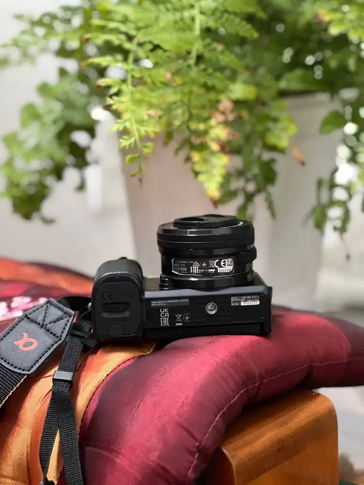 Sony ZV-E10 с китовым объективом 16–50 мм