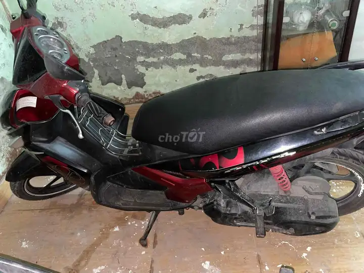 Спортивный скутер Yamaha, красно-черный